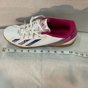 ADIDAS F5 INDOOR SPORTS SHOE—-women’s 8.5 /  White Vivid Berry Blue-D67224